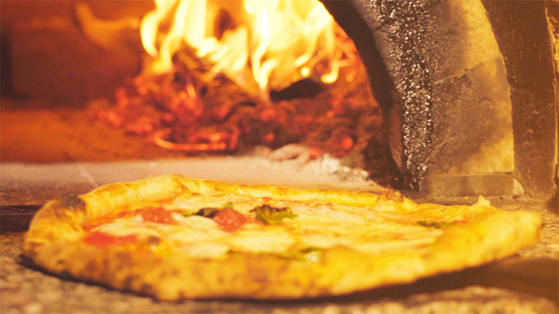 ピッツァ窯で一枚一枚丁寧に焼き上げたピッツァを召し上がりください。